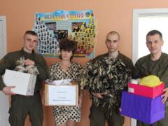 В Запорожье школьники преподнесли гвардейцам необычные подарки