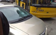 In the center of Kiev, trolleybus passengers broke a badly parked car