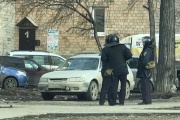 Полиция не пускает домой жильцов домов вокруг Центрального стадиона