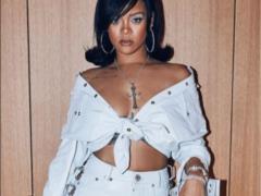 Rihanna, who was sprawled, showed her breasts in a strange translucent dress