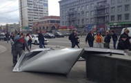 In Kiev, the steel plates that fell from the mall traumatized the woman