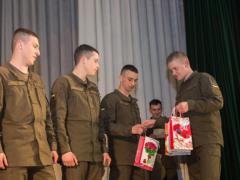 Подарки и аплодисменты: в Харькове проводили домой срочников Нацгвардии