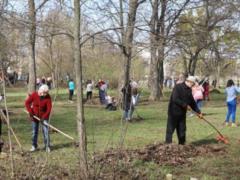 В Харькове десятки тысяч горожан вышли на субботник
