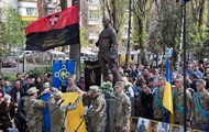 In Kiev, a monument to the deceased soldier of the ATU