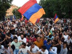 Поліція Вірменії розганяє протестувальників світло-шумовими гранатами, лідер протестів затриманий