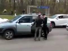 В Харькове местный водитель побил российского автохама