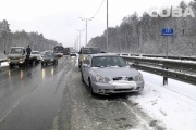 Массовые ДТП парализовали движение по Новомосковскому тракту в сторону Перми.