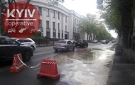 Near the Verkhovna Rada, a pipe broke