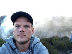 Диджей Avicii покончил с собой осколком стекла от бутылки вина – СМИ