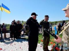 В Славянске гвардейцы и полиция почтили погибших героев