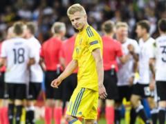 Украинский футболист уронил английский кубок