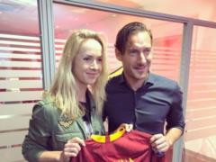 Світоліна відвідала матч  Роми  і отримала іменну футболку з рук  імператора 