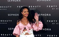 Rihanna s fan made her way to her house and waited for her