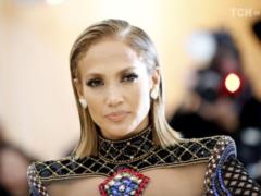 Elegant Jennifer Lopez in a dress with a cut to the waist struck her with harmony