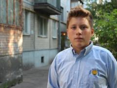 In Kiev, an adolescent, risking his life, warned residents of a 5-storey building about a fire