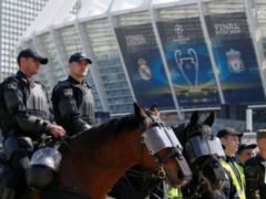 Проверка полицией и собаками. Под  Олимпийским  провели обучение по безопасности к финалу Лиги чемпионов