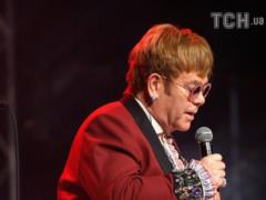 Offended by Prince Harry Elton John still will speak at his wedding - the media