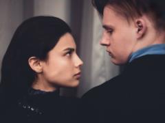 Michelle Andrade провела мистический обряд в кругу подруг в новом клипе