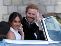 Exquisite dress on the floor: Megan Markl demonstrated the second wedding image