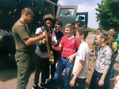 In the zone of the OOS the Kharkov guardsmen establish friendly relations with the local children