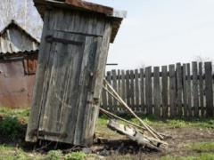 Нарочно не придумаешь: в  сверхдержавии  мужик провалился в придомовой сортир