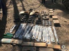 Под Днепром в лесополосе правоохранители обнаружили более 280 гранат и 30 мин