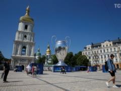 В центре Киева установили огромный трофей Лиги чемпионов
