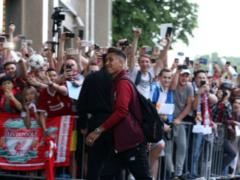 In Kiev flew football players,  Liverpool , which at the airport and under the hotel were waiting for hundreds of fans