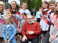 Kernes congratulated children on graduation from the KhTZ schools