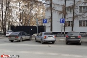 Куйвашев поручил полиции очистить парковки для инвалидов от автомобилей нарушителей