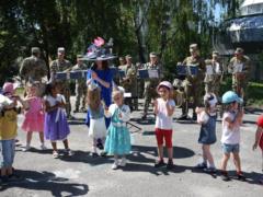 Для детворы в садике Тернополя сыграл военный оркестр
