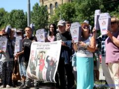 Under the Russian Embassy in Kiev brought coffins