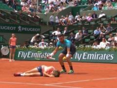 Боснийский теннисист отправил в нокаут болбоя во время матча Roland Garros