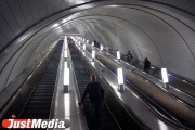 At the metro station  Ploshchad 1905 goda  the child began to chew his foot with an escalator