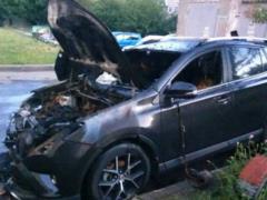 В спальном районе Харькова сожгли новенькую  Toyota RAV-4 