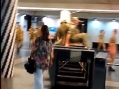 Невоспитанная шобла: в Киеве будущие офицеры устроили массовое нарушение в метрополитене