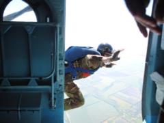 In Alexandria paratroopers of the National Guard improve their skills