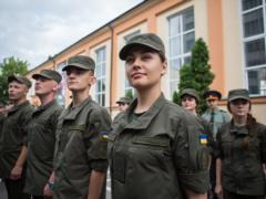 In Kharkov, 200 guardsmen received lieutenants  shoulder straps