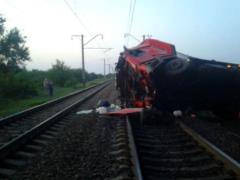 В Днепропетровской области грузовик упал с моста на железнодорожные пути