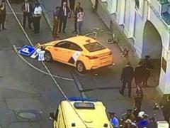 В Сети выложили видео жуткого наезда такси на болельщиков в центре Москвы