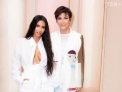 Kim Kardashian, the bent woman, barely covered her magnificent chest with a shirt with an open neckline