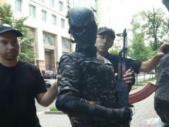 In the government quarter of Kiev, a man with a gun