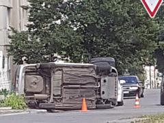 Снес ограждение и перевернулся: в Харькове ДТП возле школы