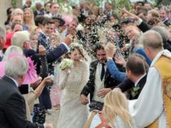 Ceremony in the ancient castle and Harington by taxi. In Scotland, the stars of the "Games of Thrones"