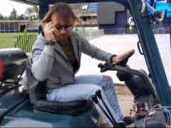 Олег Винник поганяв на тракторі по стадіону