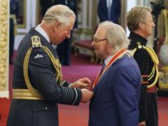 Принц Чарльз присвятив вокаліста групи Bee Gees в лицарі