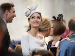 Elegant Angelina Jolie in an exquisite hat surprised the way