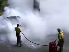 Video: Employees of gas stations near Kiev quickly coped with the fire of cars