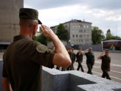 В Славянске молодым гвардейцам торжественно вручили оружие