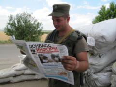 Гвардейцы на блокпостах в районе ООС информируют местное население о жизни региона и страны